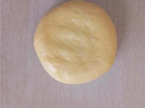 收口朝下稍稍压扁。