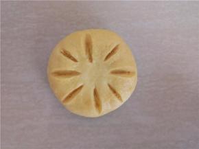 用刀片割出花瓣，（刀只须切到看见椰蓉即可不用切到底）