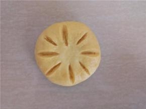 用刀片割出花瓣，（刀只须切到看见椰蓉即可不用切到底）