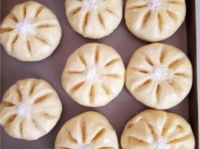 发好的面包喷上清水，在中间位置撒上少许椰蓉。