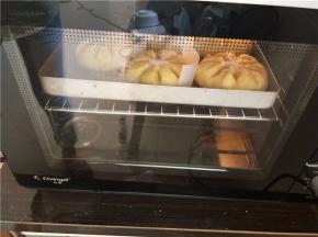 放入预热好的烤箱180度，中层，烤20分钟。