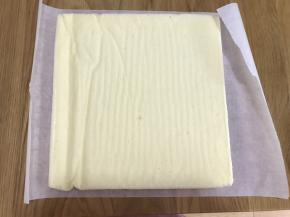 待凉至手温时，撕去油纸