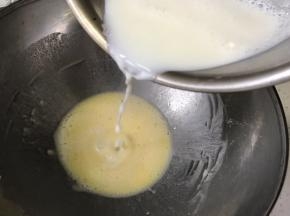 缓慢倒入蛋液面糊中。一边倒一边搅拌。