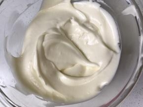 将三分之一蛋白霜加入到蛋黄面糊中，翻拌均匀，再倒入蛋白霜盆中，翻拌均匀。预热烤箱175度上下火。