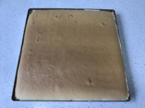 取出烤好的戚风蛋糕，震两下，震出热气。