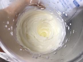 淡奶油加入细砂糖，坐冰水打发。