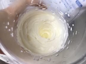 淡奶油加入细砂糖，坐冰水打发。
