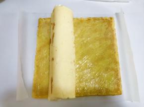 放入之前定型好的蛋糕卷，左边三分之一处。