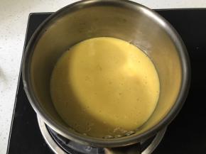 拌匀后放入小锅中。小火加热