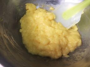 刮刀切拌，压至看不见蛋液