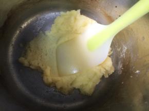 再开小火，将面糊烫至粘稠，锅内底部出现面糊粘底。