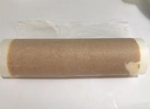 从左向右卷起蛋糕卷，放入冰箱冷藏定型。