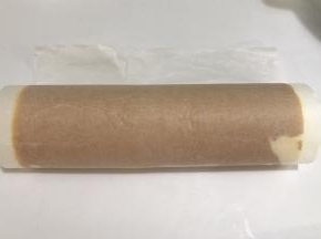 从左向右卷起蛋糕卷，放入冰箱冷藏定型。