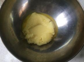 加入蛋液，分3-4次加入