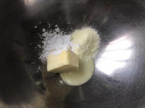 制作炼乳奶油霜。软化的黄油加入炼乳，奶粉，细砂糖。