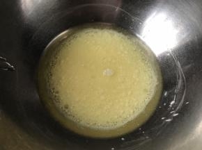 现在做蛋糕卷，常温牛奶中加入玉米油