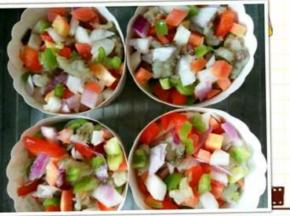 准备蛋糕纸杯，把切好丁的材料混合在一起，放入纸杯中