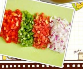 所有材料切丁，鸡蛋搅成蛋液，加入适量油盐搅拌均匀