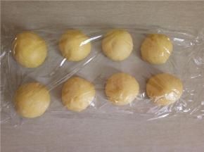 醒发结束，将面团分成10个小面团滚圆，盖上保鲜膜松弛15分钟。