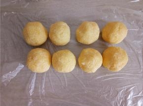 将冷藏好的椰蓉馅取出分成25克一个。