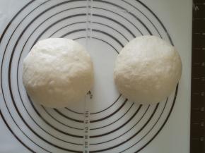 取出面团排气，并平均分成两份，滚圆，盖保鲜膜醒面20分钟