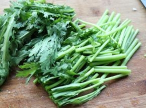 茼蒿切段。