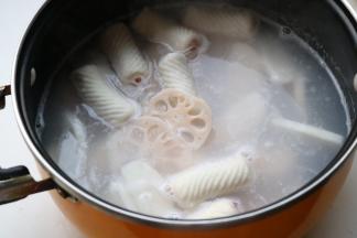 汤锅加水烧开，下入鱼肉卷，莲藕和年糕煮熟，捞出来沥干水分待用。