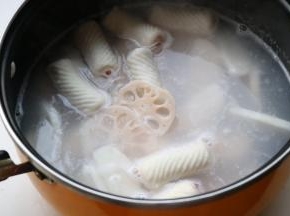 汤锅加水烧开，下入鱼肉卷，莲藕和年糕煮熟，捞出来沥干水分待用。