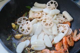 加入刚才煮好的莲藕，年糕和鱼肉卷。