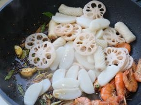 加入刚才煮好的莲藕，年糕和鱼肉卷。