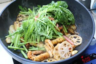 炒匀后再加入茼蒿和午餐肉。