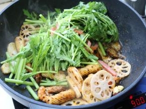 炒匀后再加入茼蒿和午餐肉。