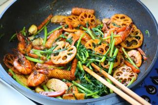 炒匀就可以了，茼蒿的香气很迷人。