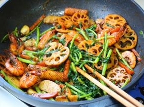 炒匀就可以了，茼蒿的香气很迷人。