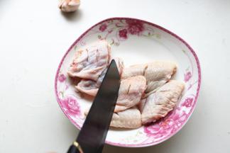 鸡翅表面划几刀，腌制的时候回更容易入味。