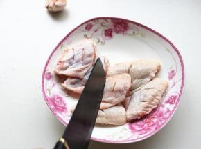 鸡翅表面划几刀，腌制的时候回更容易入味。