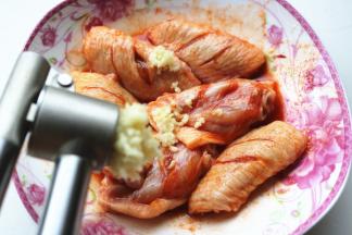 蒜用压蒜器压成蒜蓉，放在鸡翅里。