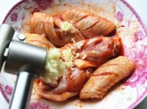 蒜用压蒜器压成蒜蓉，放在鸡翅里。