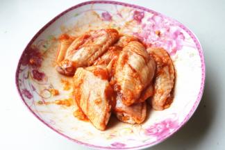 拌匀后冷藏腌制4小时以上。