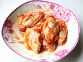 拌匀后冷藏腌制4小时以上。