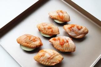 茄子切厚片，表面刷一点点油，鸡翅放在茄子上。