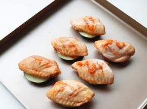 茄子切厚片，表面刷一点点油，鸡翅放在茄子上。