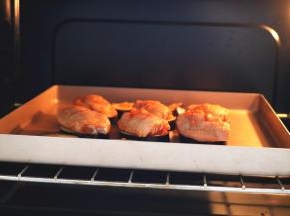 送入烤箱，中层200度烤15分钟即可。