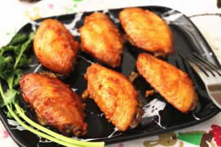 烤好的鸡翅，茄子在下面看不太出来了。鸡翅的油脂刚好渗透在茄子里，好吃。