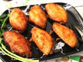 烤好的鸡翅，茄子在下面看不太出来了。鸡翅的油脂刚好渗透在茄子里，好吃。