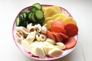 食材全部处理一下，最终切成片状。