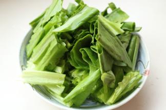 油麦菜切段，这个算是乱入的，我太喜欢油麦菜的香味的，所以加了两棵。