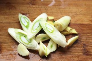 葱姜蒜处理一下，切片。