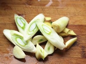 葱姜蒜处理一下，切片。