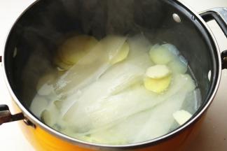 汤锅加水烧开，放入土豆片和山药片煮1分钟，再加入粉皮煮软，然后捞出来沥干水分待用。